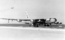 Eine B-52 beim Start, unter dem Flgel die X-15